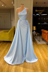 Unique – Langes Ballkleid in Hellblau mit weicher Plissee-Optik und Herzausschnitt